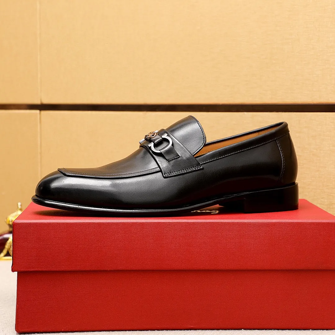 Men's shoes 💰462 💐 Product trademark: Ferragamo "Ferragamo" casual leather shoes Regular size: 38-44 (45.46.47🉑️Customized) Product materials: Selected imported calfskin upper + classic hardware buckle, imported water-dyed cow leather lining. Strong three-dimensional visual effect, original outsole color: 1⃣️color optional